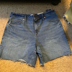 Barely used, great condition and the brand is universal thread.